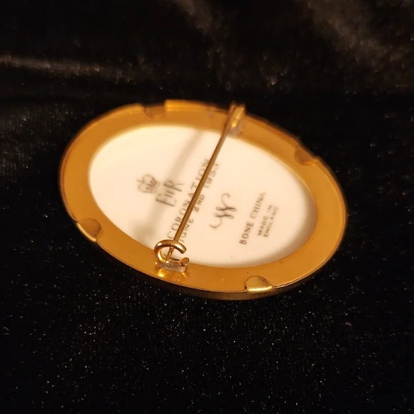 Elizabeth II Coronation Brooch 1953 Bone China, Beautiful Condition - Picture 3 of 10